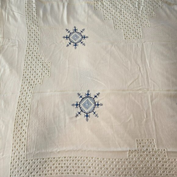 VTG White Cotton Tablecloth Blue Snowflake Embroidery Crochet Open Work 80x56 - Picture 9 of 16